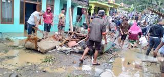Banjir Bandang di Desa Dangiang Banjarwangi , Mengakibatkan 35 Rumah Warga Rusak 