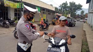 Lagi dan Lagi Petugas Gugus Tugas Arjasari Lakukan Ops Yustisi Prokes 5M Sekaligus Bagikan Masker Gratis