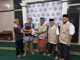 Usai Seminggu Penggalangan Dana untuk Palestina, Ketua Pemuda Masjid Al-Munawwah Serahkan Bantuan Melalui Lazismu