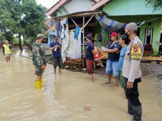 Dilokasi Banjir, Personel Polres Majalengka Polda Jabar Berikan Himbauan Pakai Masker Kepada Warga Binaannya
