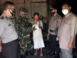 Kapolsek Sukadana Bagikan Bantuan Kepada Warga Kurang Mampuh Sebagai Kepedulian Jiwa Corsa Polri