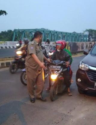 Satpol PP Kabupaten Bogor Tangkap Tangan Warga Buang Sampah di Jembatan Cibinong