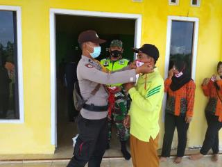 Serka Legono Babinsa dan Bhabinkamtibmas Membagikan Masker, pada Warga Binaanya