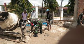 Babinsa Koramil 426-02 Serda Siswanto Bantu Gotong Royong