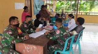 Bersama Puskesmas Sota, Satgas Yonif 125 Gelar Pelayanan Kesehatan Terpadu Bagi Balita