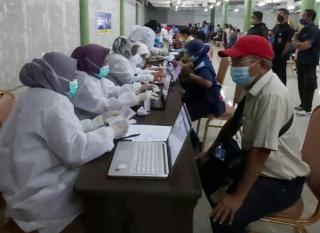 Sukseskan Program Pemerintah, Ketum APPI Suntik Vaksin