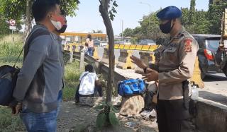 Temui Masyarakat Yang Berada di Luar Rumah, Sat Brimob Polda Jabar Edukasi Protokol Kesehatan