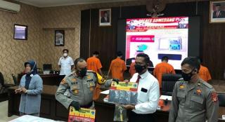Lima Pengedar Tembakau Gorilla Diamankan Sat Narkoba Polres Sumedang Polda Jabar, Jelang Ramadhan Ratusan Liter Miras Disita