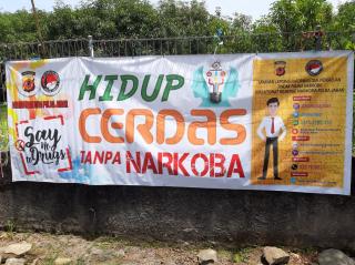 Satras Narkoba Polres Indramayu Memasang Sepanduk Himbauan Untuk Menjauhi Narkoba