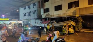 Ambruk! Kanopi Hotel Hana Timpa Mobil dan Motor