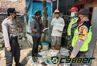 Kapolsek Kedokanbunder Pimpin Pendistribusian Sembako Pemprov Jabar Ke Masyarakat