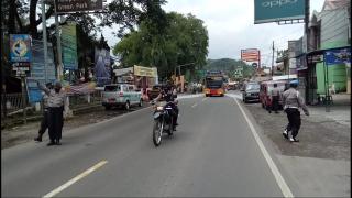 Tim Pencegah Penyebaran Covid-19 Sumedang, Lakukan Penyemprotan Disinfektan dan Woro Woro di Wilkum Polsek Cimalaka