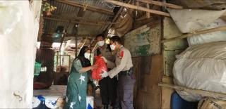 Bantu Warga Terdampak Covid-19, Polsek Cikarang Pusat Bagikan Sembako