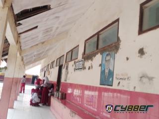 Kondisi Ruang SDN Burujul Kulon III yang Terkesan Kurang terawat, Disorot Warga. Kepsek Diduga Sering Mangkir 