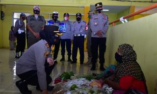 Di Pasar Langensari, Kapolres Banjar Bagikan Masker dan Sembako