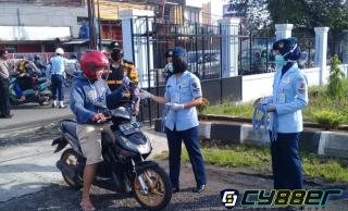 Aksi Peduli Lanud Sulaiman Menangani Virus Corona Dengan Melakukan Spraying Serta Membagikan masker dan Makanan Kepada Masyarakat