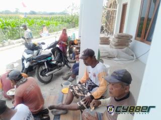 Serap Aspirasi Pembangunan Masjid Al-Ikhlas, Warga Desa Jungkare Terima Bantuan Dewan