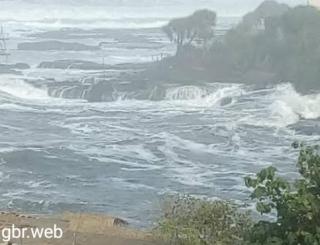 Gelombang Laut Pantai Santolo Telan Satu Orang Korban