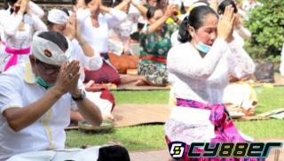 Wabup Badung I Ketut Suiasa Didampingi Ny Kristiani Suiasa, Melaksanakan Persembahyangan Purnama Kedasa di Pura Lingga Bhuwana Puspem Badung