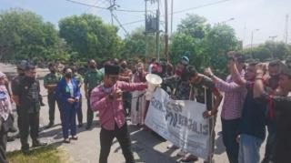 Tak Puas Dengan Putusan PN Bengkalis, Himpunan Mahasiswa Bantan Bengkalis Lakukan Aksi di Depan PN