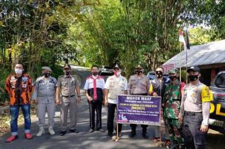 Terapkan 3M Jajaran Polsek Bantarujeg Polres Majalengka Bersama Gugus Tugas Bagikan Masker