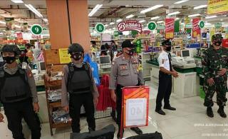 Tingkatkan Sinergitas TNI Polri, Polsek Majalengka Kota Bersama Koramil Tinjau Protokol Kesehatan di Pusat Perbelanjaan 