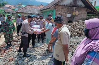 Kapolres Sumedang Berikan Bantuan Pada Korban Tanah Longsor di Kecamatan Tanjungmedar