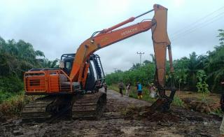 Musim Hujan Akses Jalan Desa Muara Dua Bengkalis Rusak, GTW Turunkan Alat Berat Lakukan Perbaikan