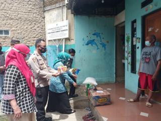Sambang Warga Terpapar, Kapolsek Gedebage Polrestabes Bandung Polda Jabar dan Satgas Covid-19 Beri Bantuan Sembako