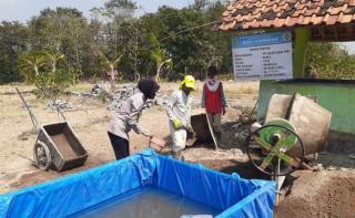 Peduli Warga Binaan, Bhabinkamtibmas Desa Cikoneng Bantu Warga Kerja Bakti dan Sosialisasikan 3M