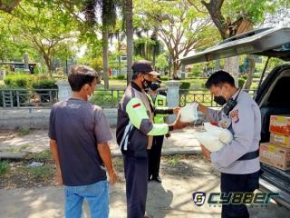 Polisi Berikan Bansos pada Para Tukang Ojek dan Becak di Cirebon Kota