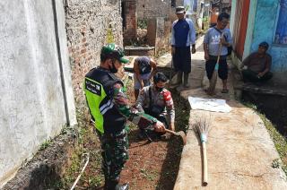 Bantu Warga Bersihkan Lingkungan, Bhabinkamtibmas Polresta Bandung Polda Jabar Himbau Bahaya Covid