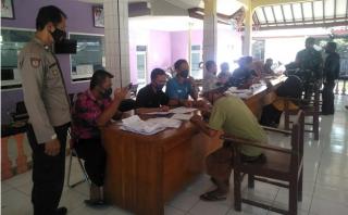 Dalam Monitoring Pembagian BLT DD di Desa Pasirnagara, Polsek Pamarican Polres Ciamis Imbau Prokes