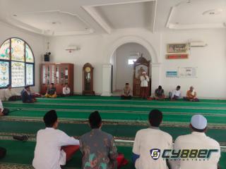 JUMLING Polsek Cibeber, Kapolsek IPTU Ibna Saputra Shalat Jumat Bersama Warga