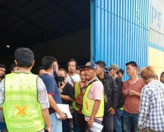 Demo Ratusan Buruh Bongkar Muat Bulog Kelapa Gading, Agus : Kongkalikong Upah Buruh Bulog Di Potong, Bansos Banyak Mafianya