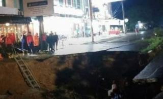 Akibat Diguyur Hujan Lebat, Jalan Boulevard Depok Amblas Hingga 5 Meter