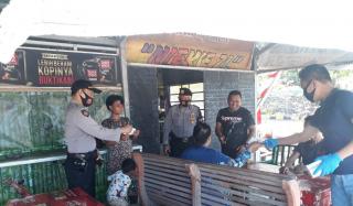 Antisipasi Penyebaran Covid19, Ops Yustisi  Polres Cirebon Kota Polda Jabar Bagikan Masker pada Pengunjung Pelabuhan