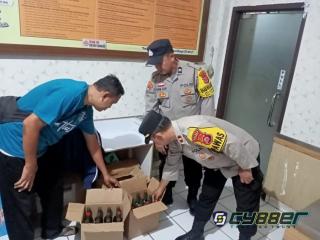 Tindaklanjuti Laporan 110, Polsek Cilegon Amankan 30 Botol Miras