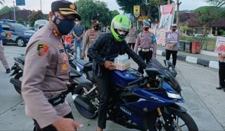 Jumat Berbagi, Polres Sumedang Berikan Takjil Gratis