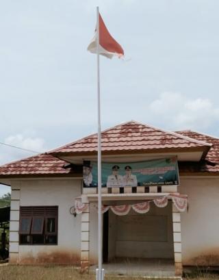 Berkibarnya Bendera Merah Putih Yang Sobek di Kantor Kepala Desa Macang Sakti 