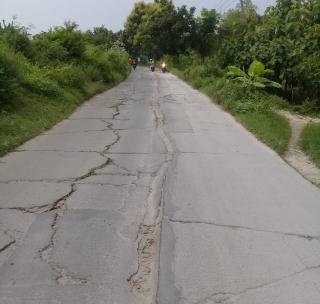 Warga Desa mengeluh Karena Jalan Raya Kalitengah - Karangbinangun Rusak Parah