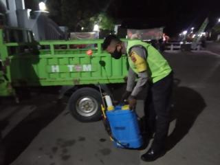 Antisipasi Corona, Polsek Bersama Koramil Sindang Giat Lakukan Penyemprotan Desinfektan