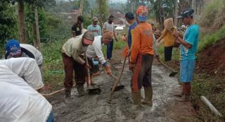 Sambut Ramadhan, Warga Bersama Anggota Pokdar Sektor Cisurupan Gotong Royong 