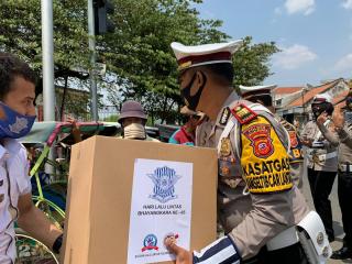 Sosialiasikan 3M, Waka Polres Majalengka Silaturahmi Dengan Komunitas Gowes Dan Juru Kunci Makam Buyut Nyara Serta Bagikan Sembako