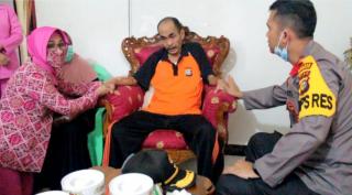 Peringati Bhayangkara ke-74, Kapolres Bengkalis Kunjungi dan Jenguk Anggota yang Sakit