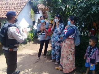 Sat Brimob Polda Jabar Himbau Masyarakat Agar Menerapkan Protokol Kesehatan di Kampung Mekar Laksana