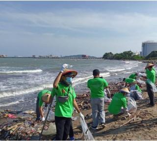 Warga Rawa Arum dan Gerem Bersama Karyawan PT Lotte Chamical Lakukan Bersih-bersih Pantai