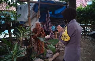 Jalin Silaturahmi Disaat Lebaran, Bhabinkmatibmas Polres Majalengka Polda Jabar Anjangsana Kerumah Warga