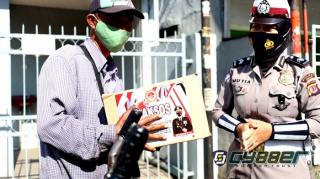 Aktivitar di Masa PPKM Darurat Terbatas, Polisi Bagikan Paket Kebutuhan Warga