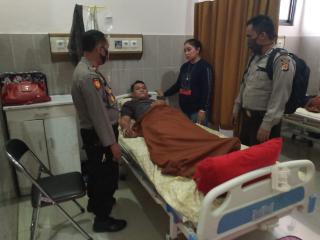 Kapolsek Karangampel Berikan Motivasi Pada Anggotanya Yang Sedang Sakit